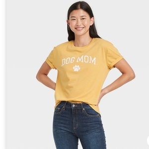 NWT. Dog Mom Short Sleeve Graphic T-Shirt. XXL.